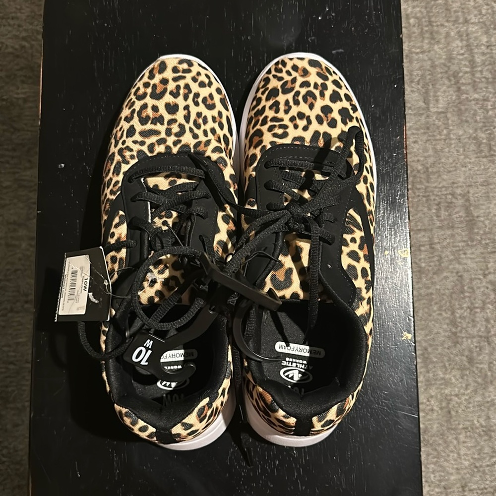 Leopard print memory tennis shoe 10w